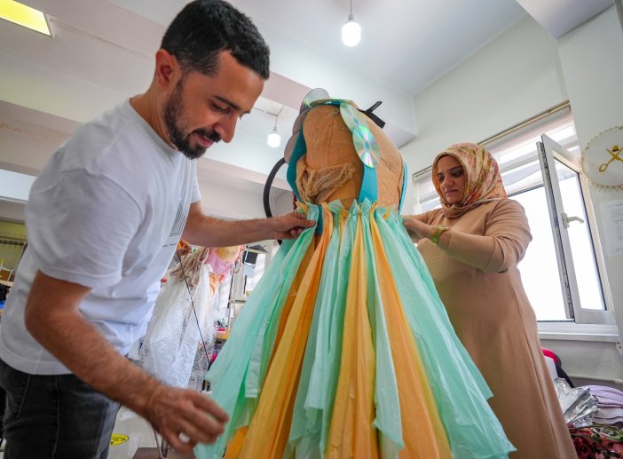 diyarbakirda-sahne-kostumlerinden-kalan-malzemelerle-kiyafet-tasarladilar-1.jpg