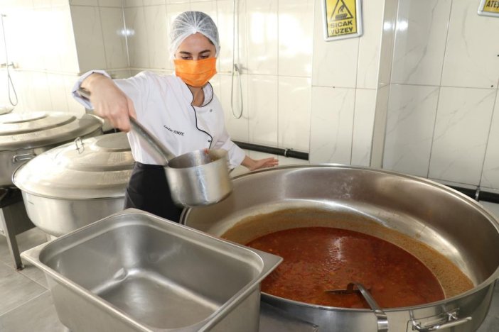 diyarbakirda-bir-lise-2-bin-300-kisilik-yemek-uretiyor-2.jpg