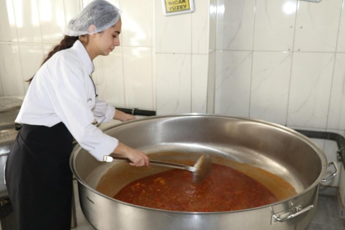 diyarbakirda-bir-lise-2-bin-300-kisilik-yemek-uretiyor-4.jpg