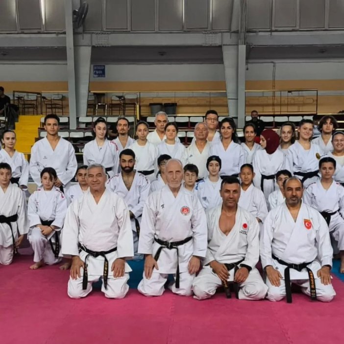 karate-dan-semineri-yogun-katilimla-tamamlandi-3.jpeg