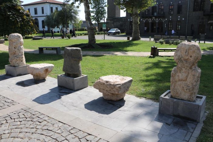 tarihteki-ilk-kral-sargonun-iki-heykeli-diyarbakir-muzesinde-ziyarete-acildi-2-001.jpg