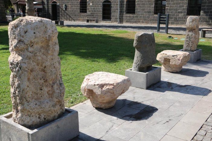 tarihteki-ilk-kral-sargonun-iki-heykeli-diyarbakir-muzesinde-ziyarete-acildi-3-001.jpg
