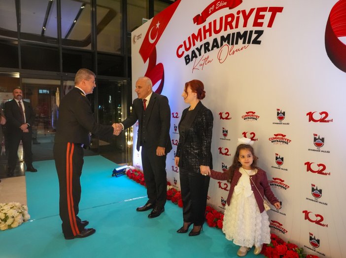 diyarbakirda-cumhuriyet-bayrami-resepsiyonu-yapildi-2.jpg
