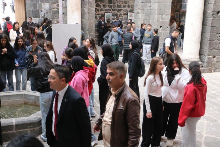 diyarbakirda-sanatla-bulusan-genc-yetenekler-odullerini-aldi-2.jpg