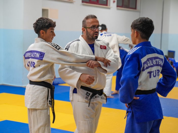 diyarbakirli-milli-judocular-sampiyonalarda-derece-icin-minderde-ter-dokuyor-2.jpg
