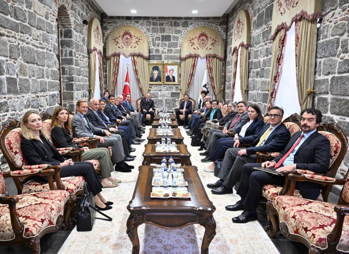 ab-turkiye-delegasyonu-heyeti-diyarbakirda-ziyaretlerde-bulundu-2-001.jpg