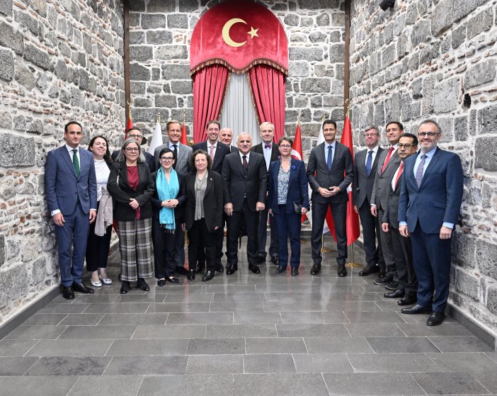ab-turkiye-delegasyonu-heyeti-diyarbakirda-ziyaretlerde-bulundu-3-001.jpg