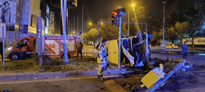 diyarbakirda-minibus-devrildi.jpg