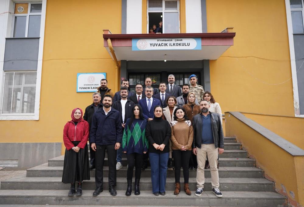 mardine-giden-bakan-tekin-diyarbakirda-yol-guzergahinda-bir-okula-ugradi-2.jpg