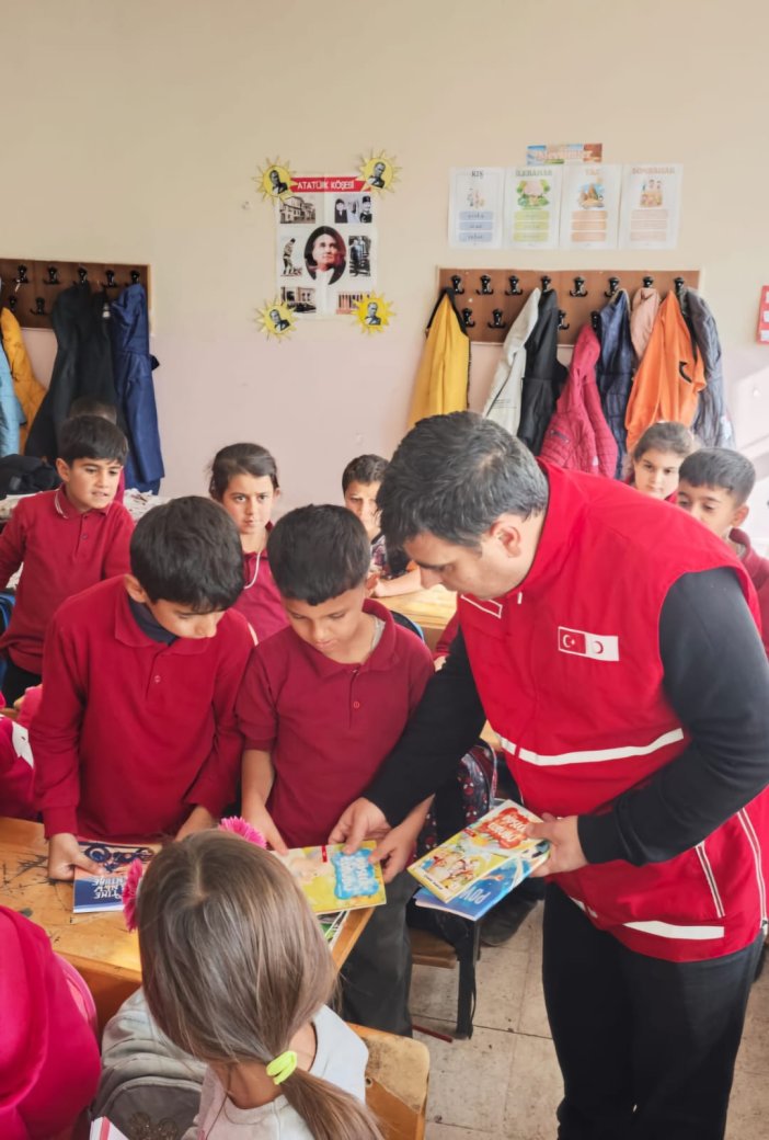 kizilay-sur-subesinden-bir-kitap-bin-umut-kampanyasi-2.jpeg