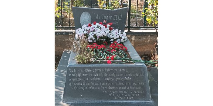 tahir-elcinin-mezari-karanfillerle-suslendi-2.jpg