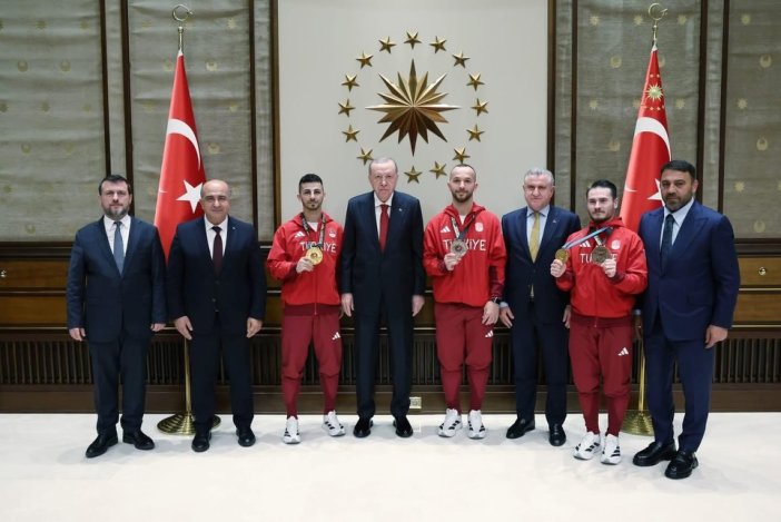 cumhurbaskani-erdogan-dunya-ikincisi-turkiye-karate-milli-takimini-kabul-etti.jpg