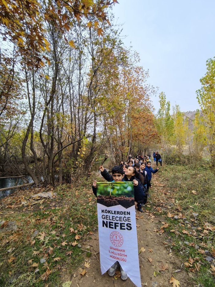 diyarbakirda-ailemle-yesil-vatan-gelecege-nefes-ol-doga-yuruyusu-duzenlendi-4.jpg