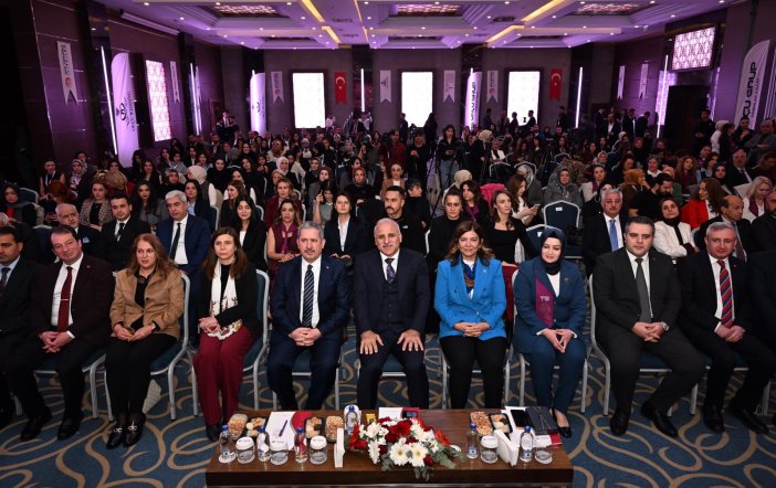 vali-zorluoglu-ekonomi-zirvesinde-konustu-kadinlari-yok-sayan-kalkinma-basarili-olamaz-4.jpeg