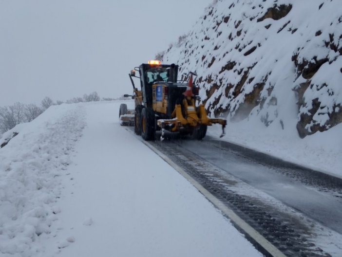 kar-yagisiyla-kapanan-kirsal-mahalle-yollari-aciliyor.jpg