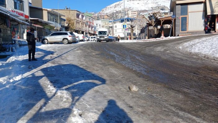 kulpta-tum-sokaklar-buz-tuttu-araclar-yola-cikamadi-3.jpg