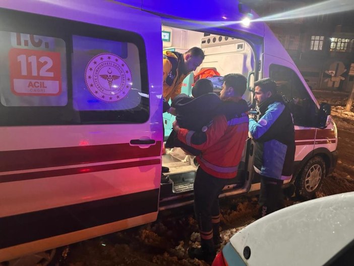 saglik-ekipleri-karli-yolda-zamanla-yarisarak-hastaya-ulasti.jpg