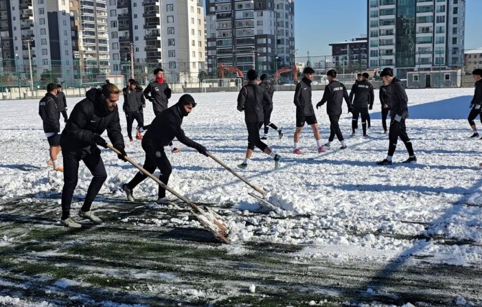 amedspor-altyapisi-kar-kis-soguk-ve-ceza-demeden-calisiyor-1.jpg