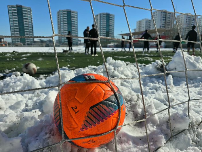 amedspor-altyapisi-kar-kis-soguk-ve-ceza-demeden-calisiyor-2.jpg