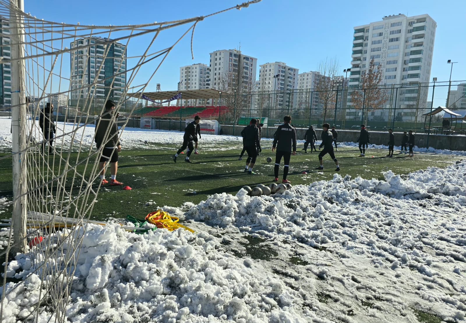 amedspor-altyapisi-kar-kis-soguk-ve-ceza-demeden-calisiyor-4.jpg