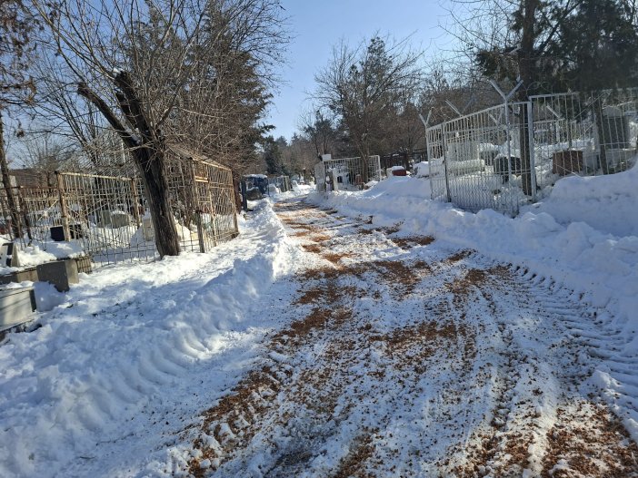 mezarliklarda-kar-kureme-ve-tuzlama-calismalari-yapildi-1.jpeg