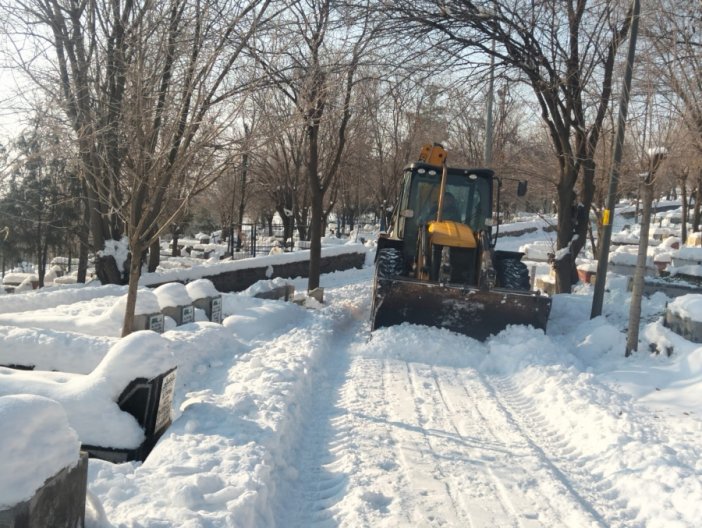 mezarliklarda-kar-kureme-ve-tuzlama-calismalari-yapildi.jpg