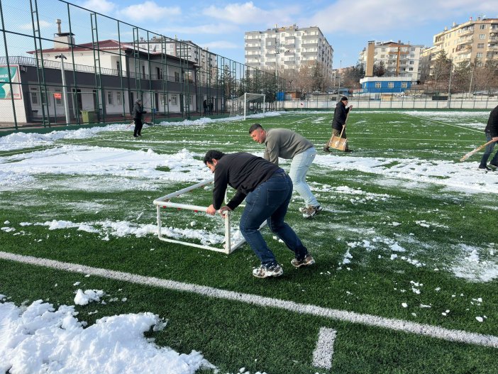 diyarbakirda-saha-kardan-temizlendi-lig-maclari-basladic.jpg