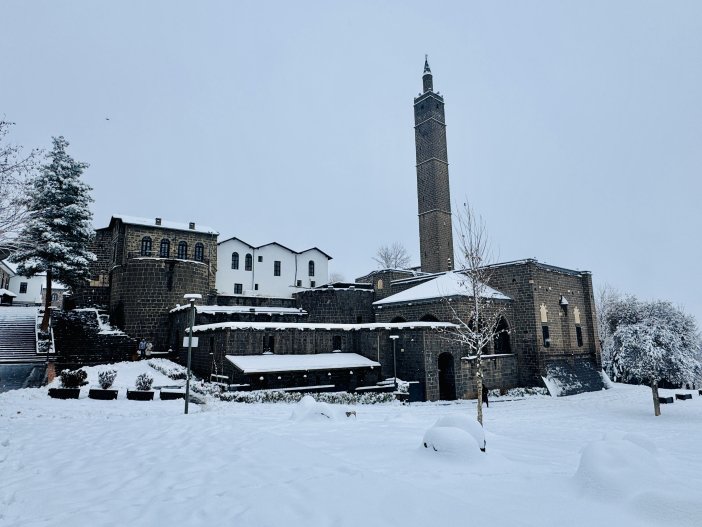 aa-20260123-40345184-40345171-diyarbakirda-kar-yagisi-etkisini-surduruyor.jpg