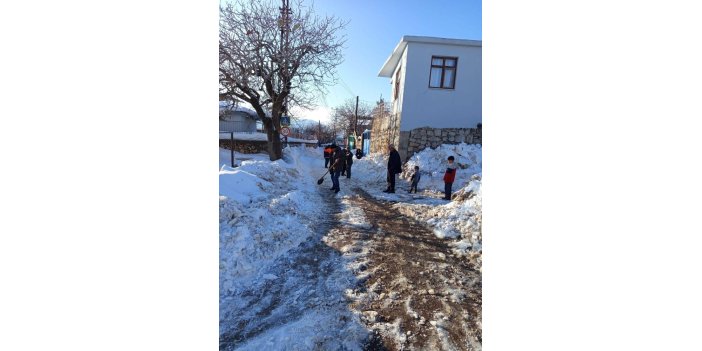 diyarbakirda-vatandaslar-karla-kapanan-yollari-kendi-imkanlari-ile-acti-2.jpg