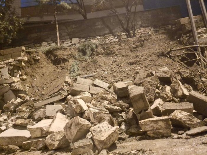 diyarbakirda-saganak-nedeni-ile-istinat-duvari-coktu-2.jpg