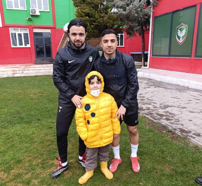 amedspor-kalecisi-erce-losemili-taraftara-eldiven-hediye-etti-4.jpeg
