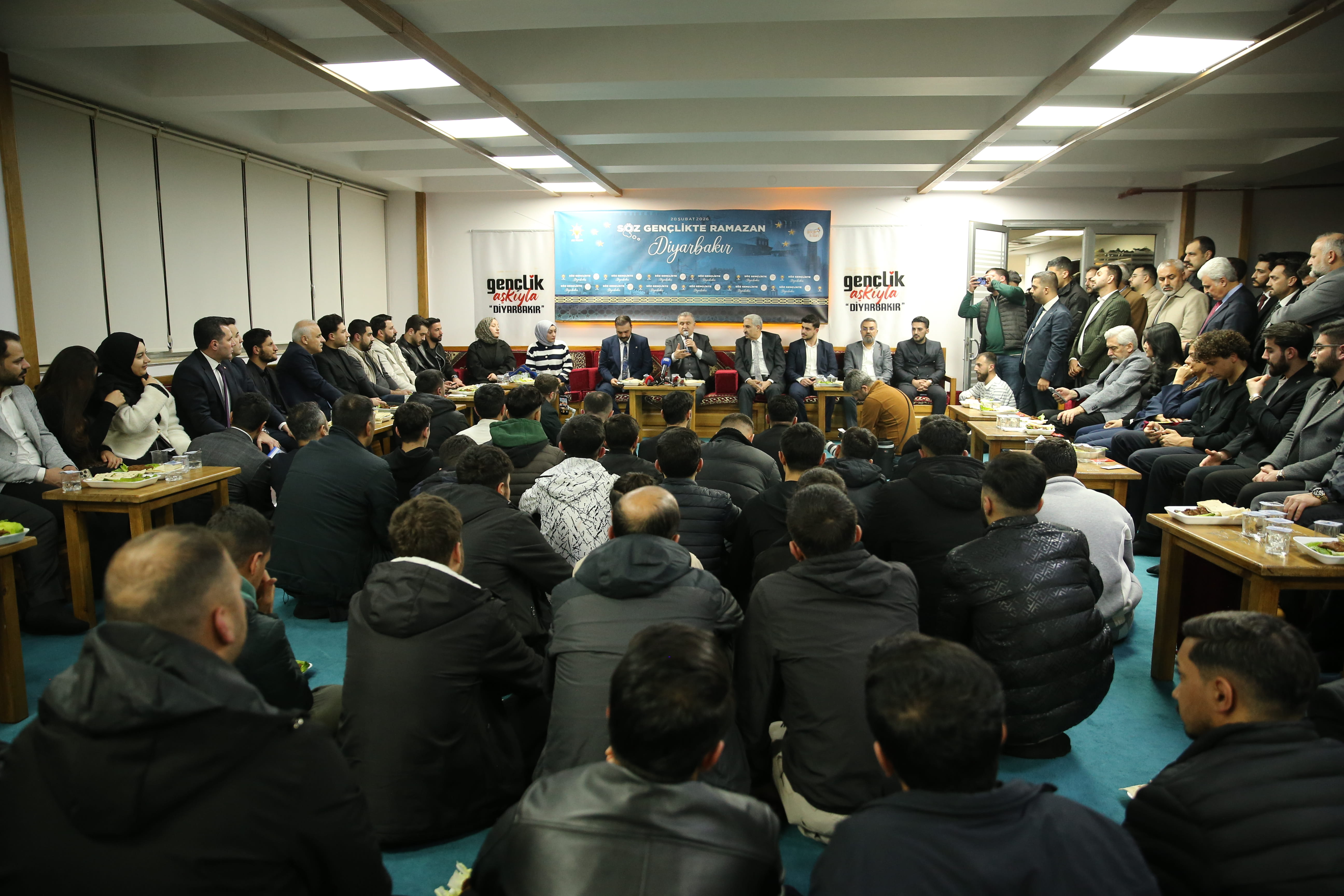 aa-20260220-40626647-40626645-genclik-ve-spor-bakani-bak-diyarbakirda-genclerle-bir-araya-geldi-1.jpg