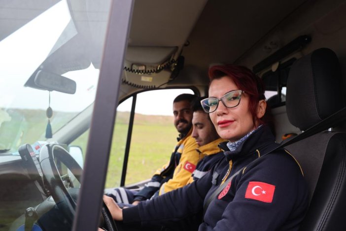 diyarbakirin-tek-kadin-ambulans-soforu-5-yildir-hayat-kurtarmak-icin-zamanla-yarisiyor-1.jpg