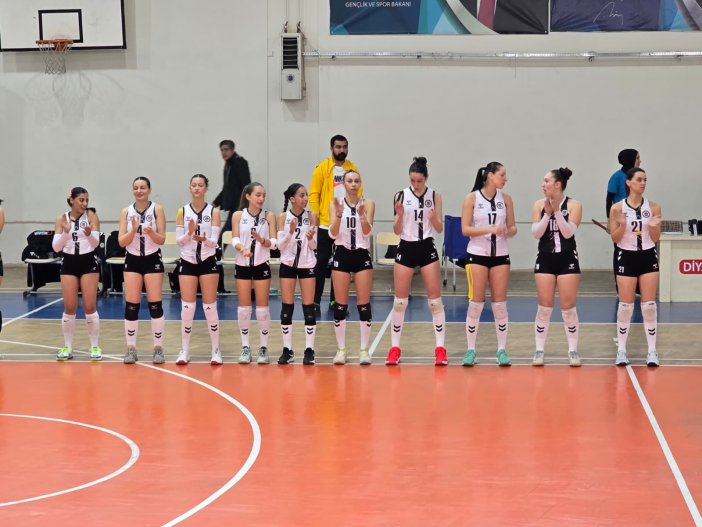 megaron-spor-kulubu-kadin-voleybol-takimi-ilk-macini-3-0-kazandi-1.jpeg