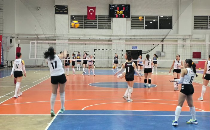 megaron-spor-kulubu-kadin-voleybol-takimi-ilk-macini-3-0-kazandi-2.jpeg