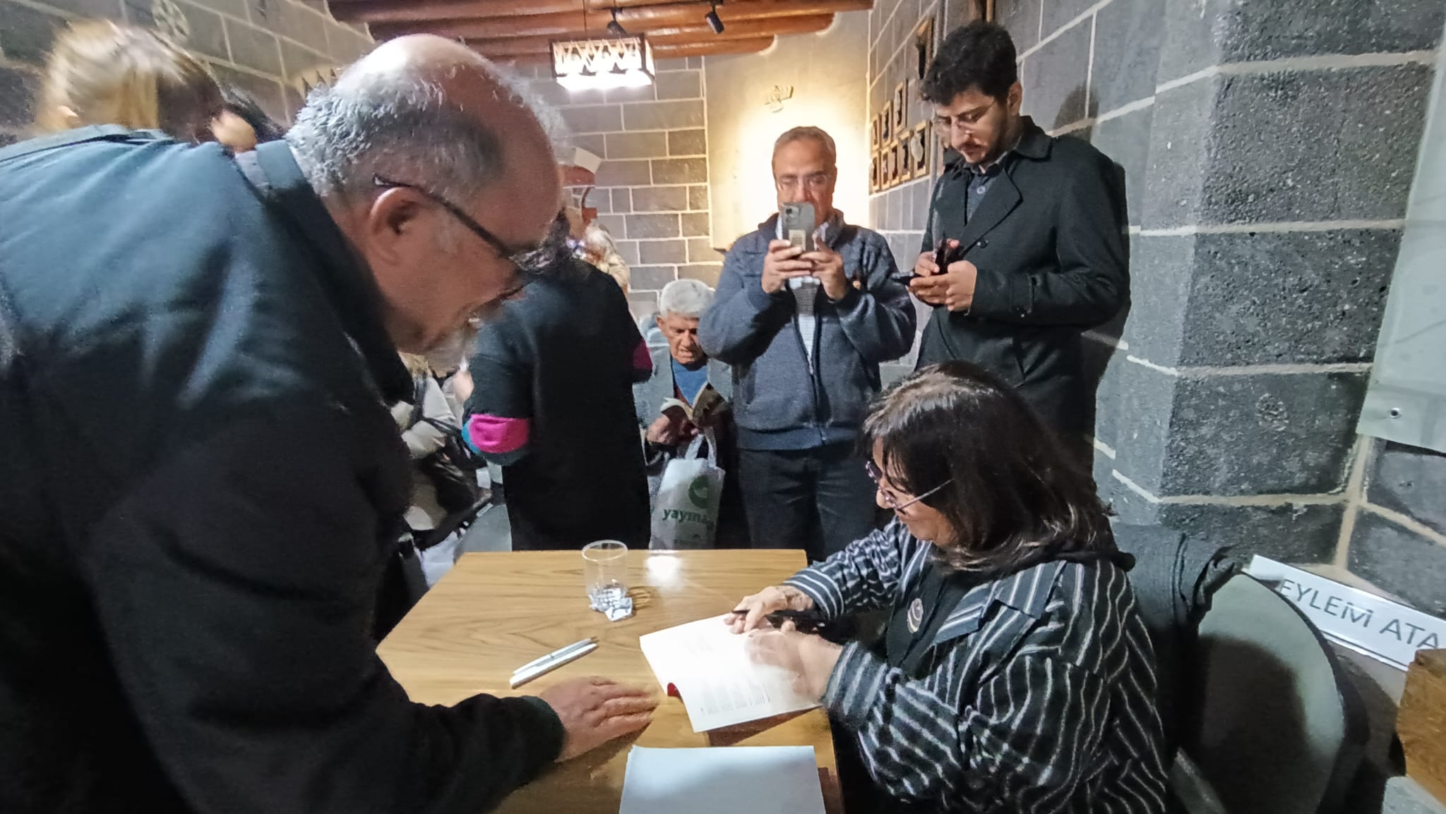 yazar-latife-tekin-son-kitabinin-ilk-imzasini-diyarbakirda-atti-2.jpeg