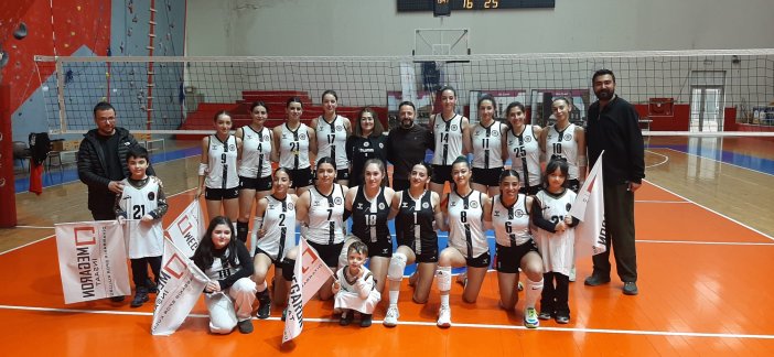 megaron-kadin-voleybol-takimi-sampiyonlugu-halayla-kutladi-1.jpg