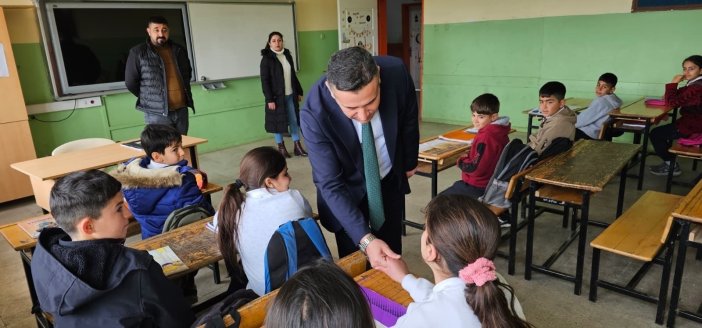 dicle-ilce-milli-egitim-muduru-selcuk-ogrenci-ve-ogretmenlerle-bulustu-2.jpg