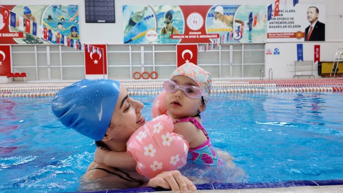 aa-20260411-41078260-41078258-diyarbakirda-anneler-cocuklariyla-ayni-havuzda-yuzme-ogreniyor.jpg