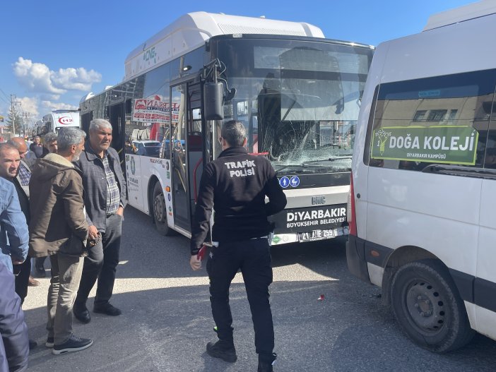 aa-20260413-41096896-41096894-diyarbakirda-belediye-otobusu-ile-ogrenci-servisinin-carpistigi-kazada-3-kisi-yaralandi.jpg