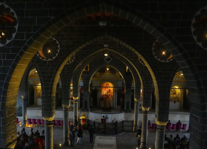 diyarbakirda-paskalya-bayrami-tarihi-kilisede-kutlandi-1.jpg