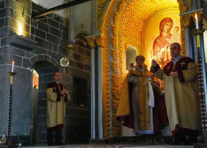 diyarbakirda-paskalya-bayrami-tarihi-kilisede-kutlandi-2.jpg