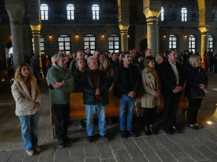diyarbakirda-paskalya-bayrami-tarihi-kilisede-kutlandi-3.jpg