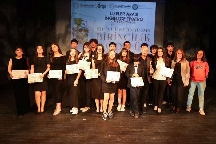 diyarbakirda-ogrencilerden-ingilizce-aile-temali-tiyatro-2.jpg