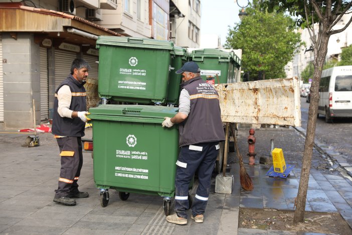 yeni-nesil-cop-konteynerleri-alanlara-yerlestiriliyor-2.jpeg