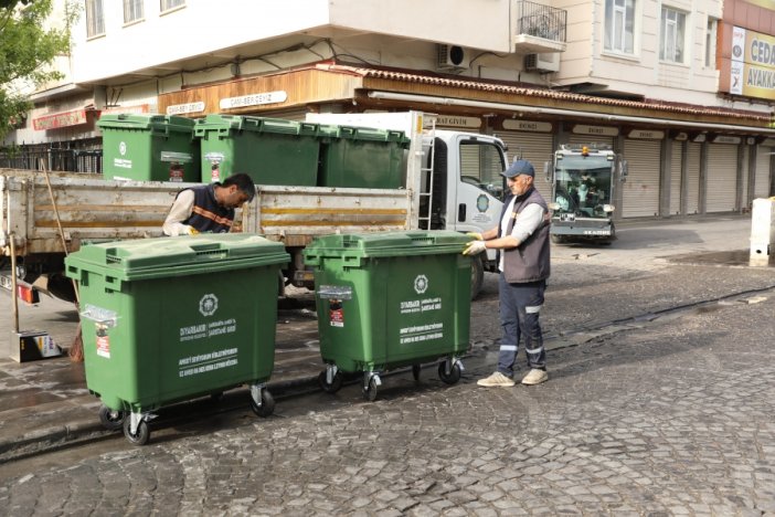 yeni-nesil-cop-konteynerleri-alanlara-yerlestiriliyor.jpg