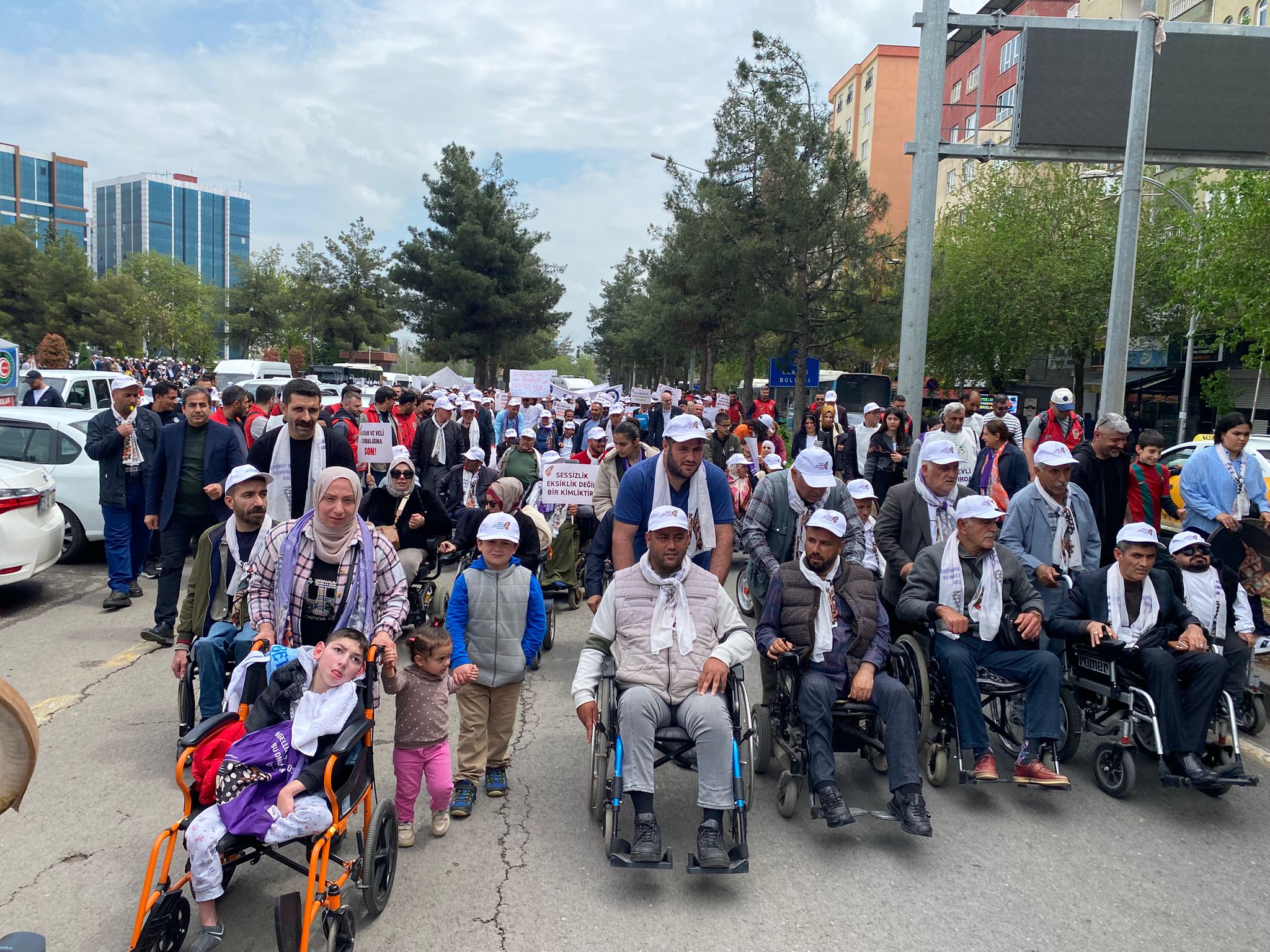 diyarbakirda-engelli-yurttaslardan-esit-ve-erisilebilir-yasam-icin-yuruyus-1.jpeg