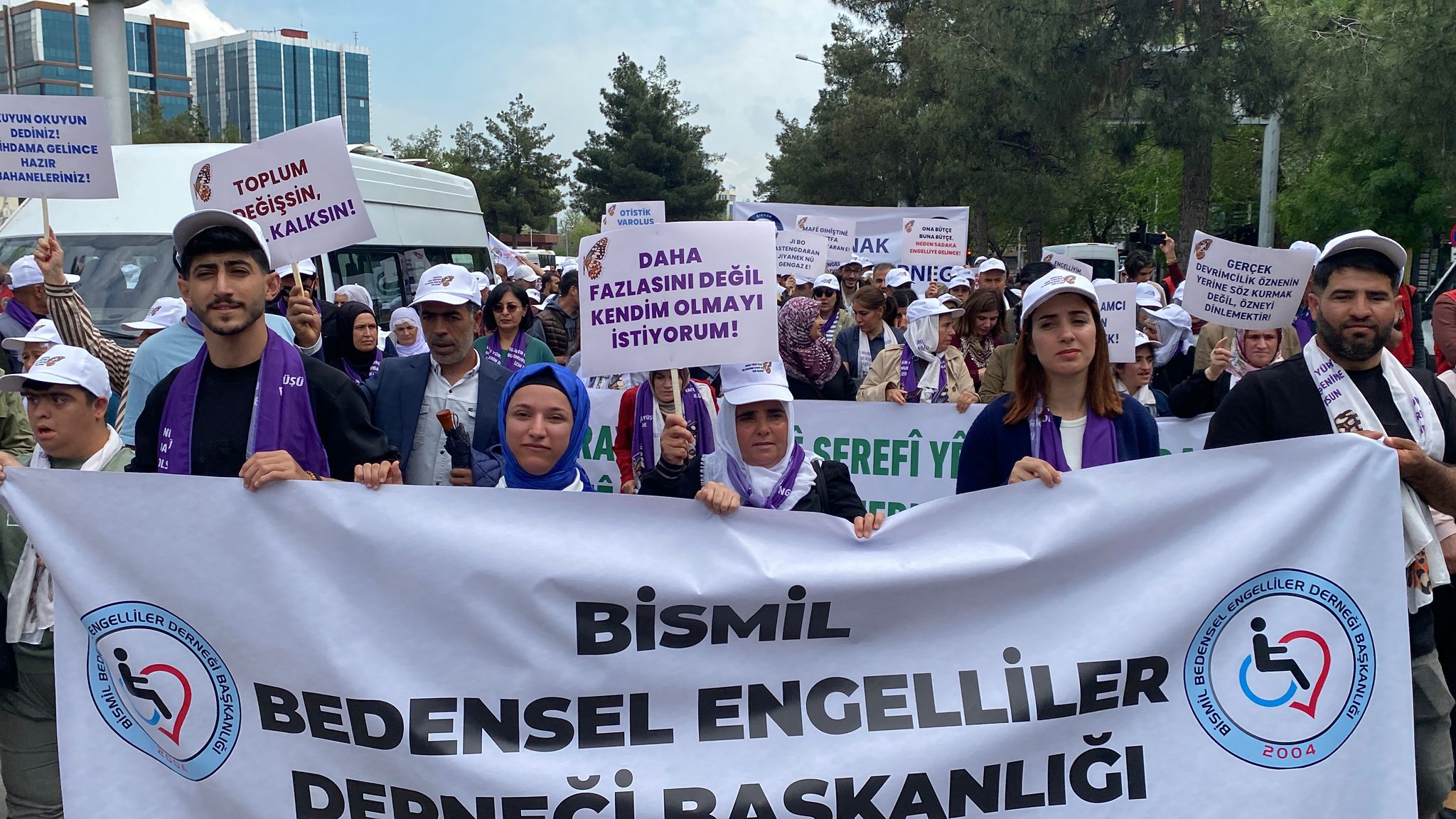 diyarbakirda-engelli-yurttaslardan-esit-ve-erisilebilir-yasam-icin-yuruyus-5.jpeg