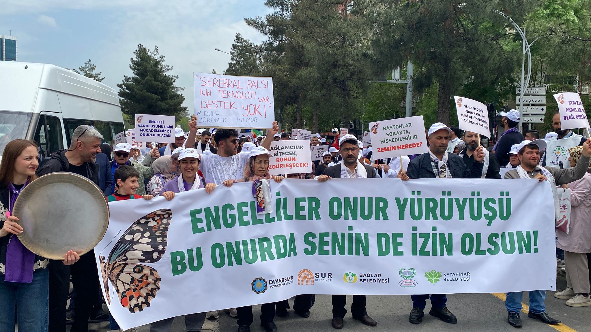 diyarbakirda-engelli-yurttaslardan-esit-ve-erisilebilir-yasam-icin-yuruyus-6.jpeg