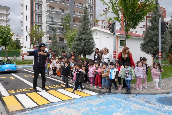 ocuklar-trafik-kurallarini-eglenerek-ogrendi-2.jpeg